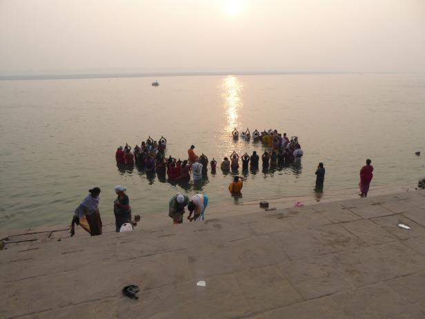 Waschung und Morgengebet kurz nach Sonnenaufgang im Ganges
