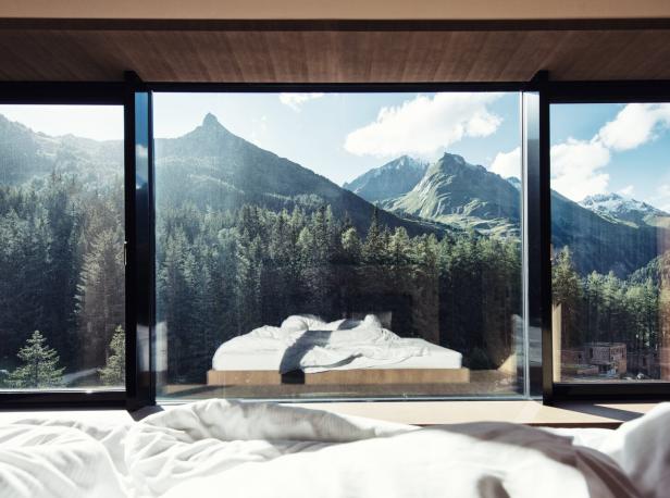 Hotelbett mit Bergblick