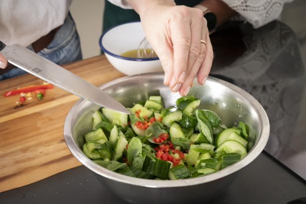 Gurkenschale mit Chili