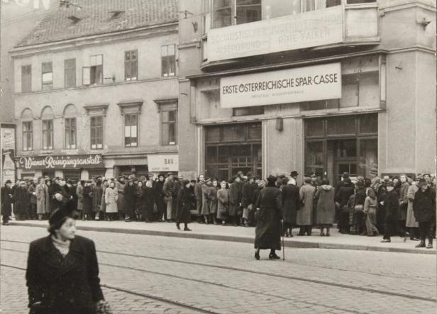 1947: Menschenmengen warten auf die Öffnung einer Bankfiliale in der Nussdorferstraße in Wien.