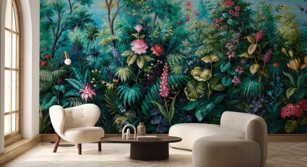 Ein Wohnzimmer mit floraler Tapete und hellen Möbeln.