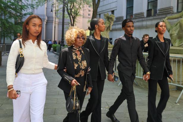 Sean Combs' Mutter Janice Combs und weitere Familienmitglieder Trial of Sean "Diddy" Combs, in Manhattan, in New York City