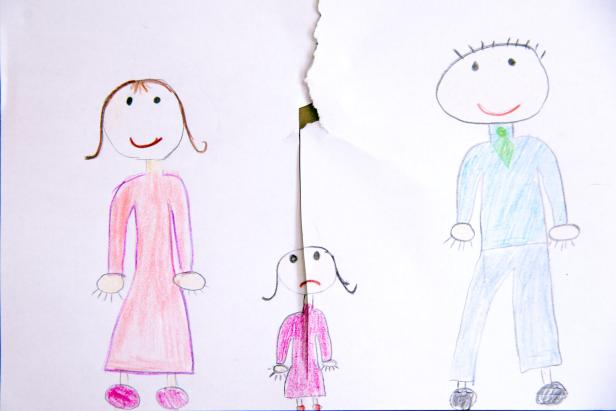 Eine Kinderzeichnung zeigt eine zerrissene Familie, möglicherweise als Darstellung einer Scheidung.