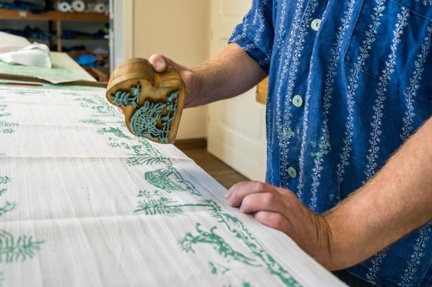 In der Einbecker Blaudruck-Färberei demonstriert ein Mann traditionelles Handwerk.
