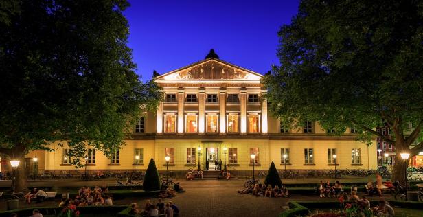 Die Aula der Universität Göttingen am Wilhelmsplatz in abendlicher Stimmung.