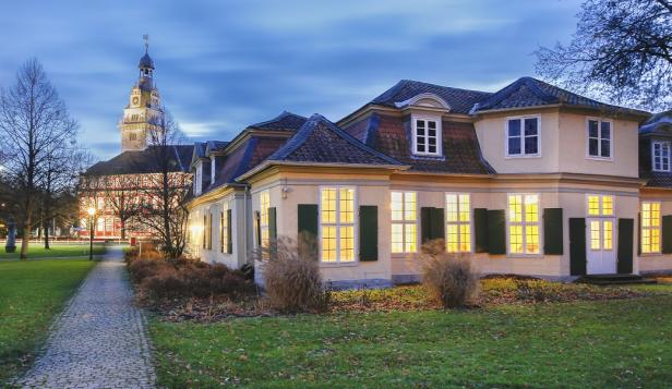 Lessinghaus und Schloss: imposante Gebäude, dahinter befindet sich ein markanter Uhrturm.