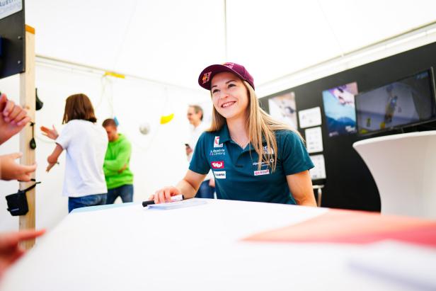 Die Sportlerin Jessica Pilz signiert Autogramme am Tag des Sports.
