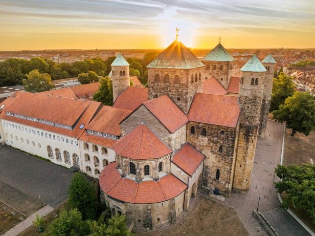 Sonnenuntergang über der Michaeliskirche in Hildesheim, die Kirche im Mittelpunkt der städtischen Landschaft.