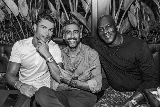 Cristiano Ronaldo, Tony Toutouni und Michael Jordan sitzen zusammen auf einem Sofa.