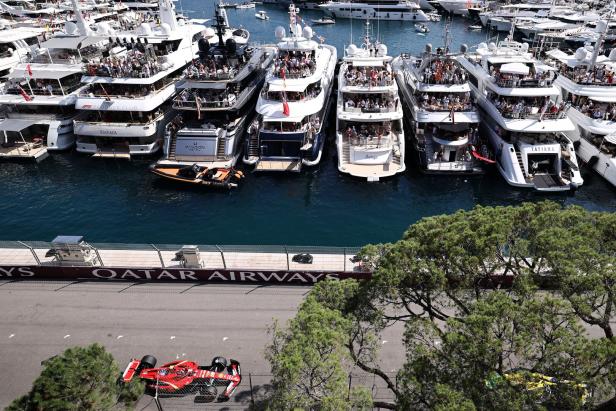 Ein Formel-1-Rennwagen fährt während des Großen Preises von Monaco, mit Yachten im Hintergrund.