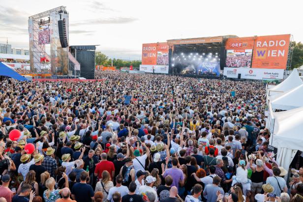 41. DONAUINSELFEST: KONZERT - ÜBERSICHT 41. DONAUINSELFEST: Menschen beim Konzert