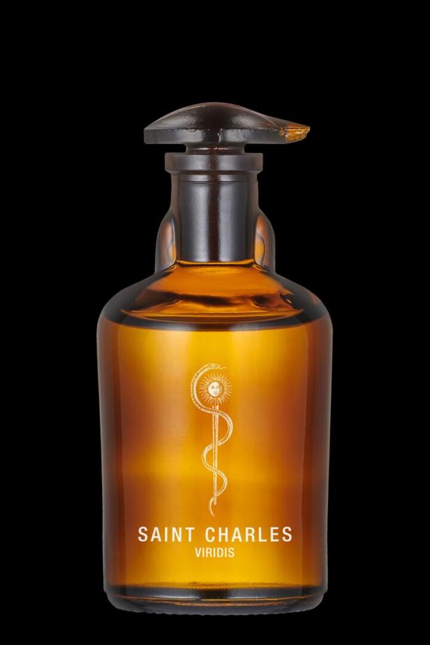 Eine braune Glasflasche „Saint Charles Viridis“ mit einem stilisierten Sonnensymbol und einer Schlange.