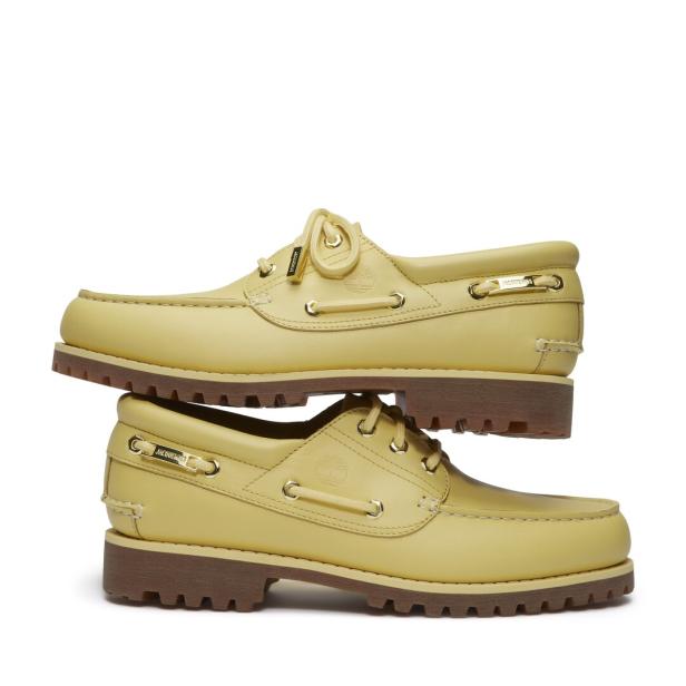 Zwei gelbe Timberland Bootsschuhe, gestapelt übereinander.