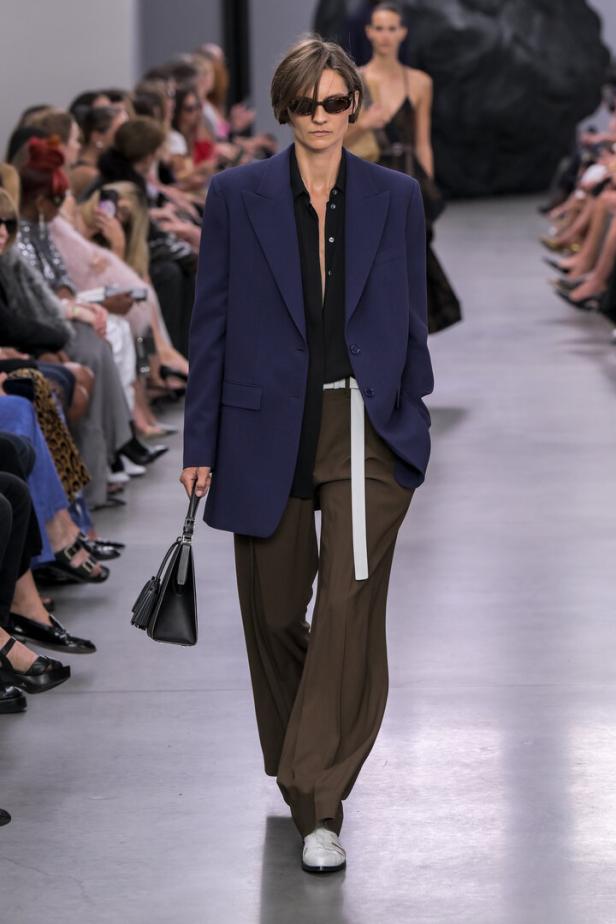 Ein Model läuft auf dem Laufsteg bei der Michael Kors New York Fashion Week RTW Frühjahr 2025.