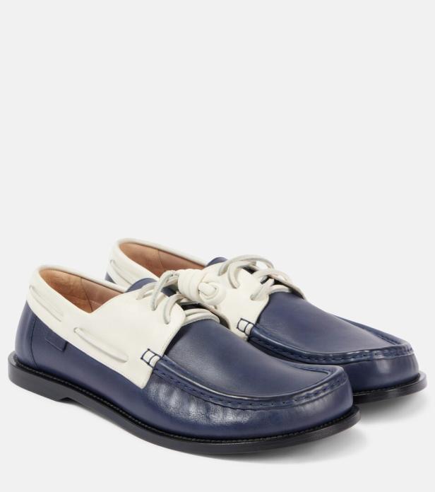 Ein Paar blaue und weiße Segelschuhe aus Leder stehen nebeneinander.