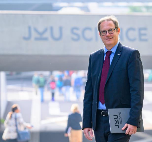 INTERVIEW: STEFAN KOCH WIRD NEUER JKU REKTOR