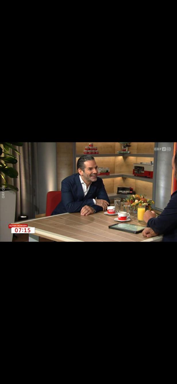 Manuel Ortega sitzt in einem Fernsehstudio bei „Guten Morgen Österreich“.