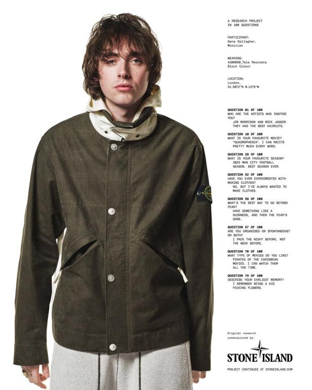 Gene Gallagher, Musiker, trägt eine Jacke von Stone Island.