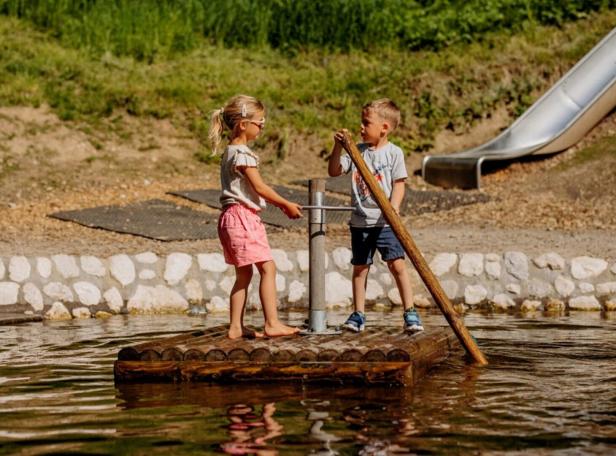 Wasserspielplatz Kinder auf Floß Ikuna im Sommer