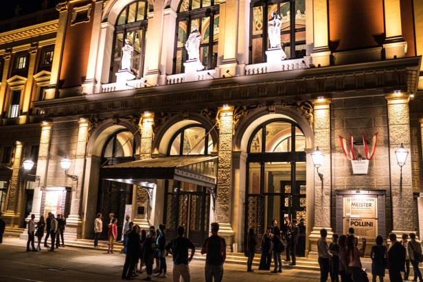 Außenansicht: Wiener Musikverein abends