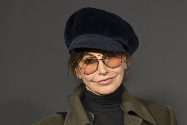 Schauspielerin Gina Gershon mit einer Schiebermütze.