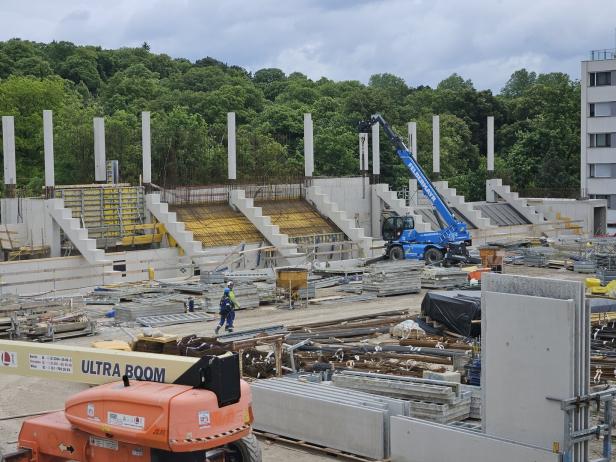 Die neue Friedhofstribüne an der Nordseite des Platzes