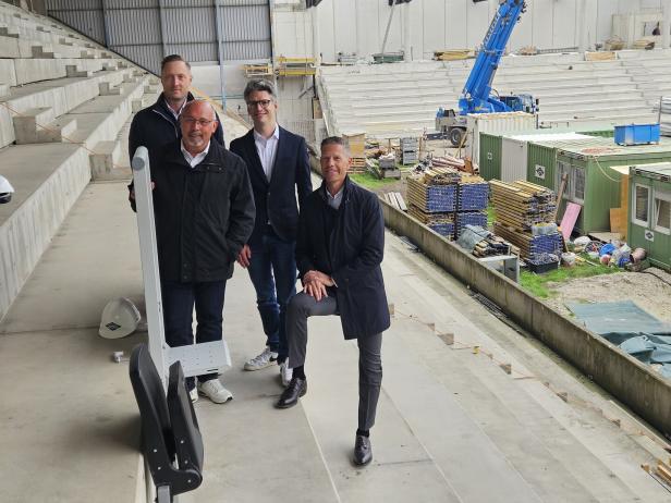 WSC-Sektionsleiter David Krapf Günther, Bezirksvorsteher Peter Jagsch (SPÖ), Georg Heinrich (WIP) und Anatol Richter auf der Baustelle des Sport-Club-Platzes