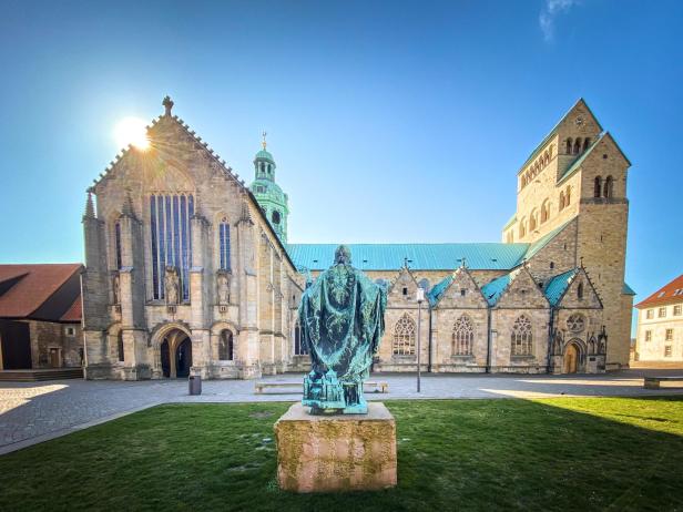 Statue vor dem Mariendom, der zum UNESCO-Welterbe gehört.