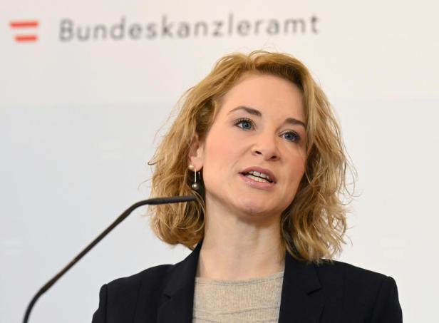 FRAUENTAG: PK "INTERNATIONALER FRAUENTAG": HOLZLEITNER