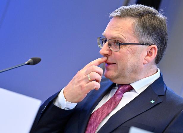 Wöginger bei einer Pressekonferenz zum Thema „Pflege ist Schwerarbeit“.