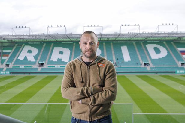 Steffen Hofmann, Geschäftsführer von Rapid Wien, steht im Stadion.