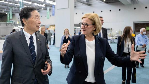 Johanna Mikl-Leitner bei einem Besuch von Toyota. Johanna Mikl-Leitner bei einem Besuch von Toyota.