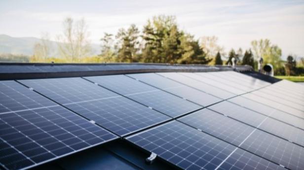 Dach mit Solarpanels, die zur nachhaltigen Energiegewinnung installiert sind.