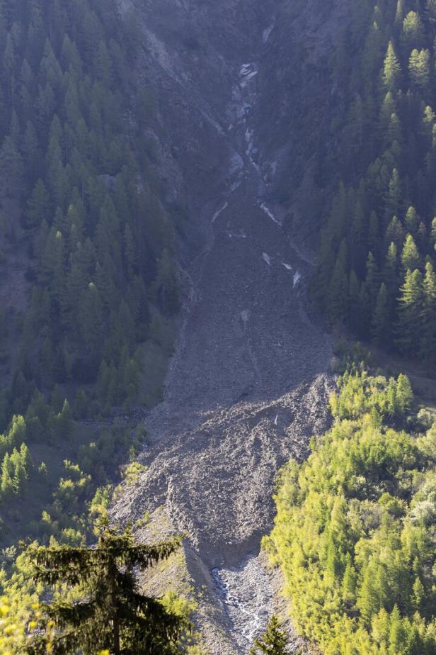 Schweizer Bergdorf nach Erdrutsch aus Sicherheitsgründen teilweise evakuiert.
