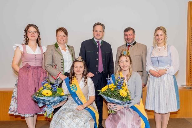 NÖ Milchprinzessin Nadja und NÖ Milchkönigin Kathrin II. sowie die scheidende Milchkönigin Sophia I., LK NÖ-Vizepräsidentin Andrea Wagner, LK NÖ-Präsident Johannes Schmuckenschlager, LAbg. Josef Edlinger und die scheidende Milchprinzessin Magdalena-Sophie