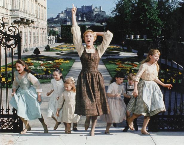 Szene mit Julie Andrews als Maria und den Kindern aus dem Film „The Sound of Music“ in Salzburg.