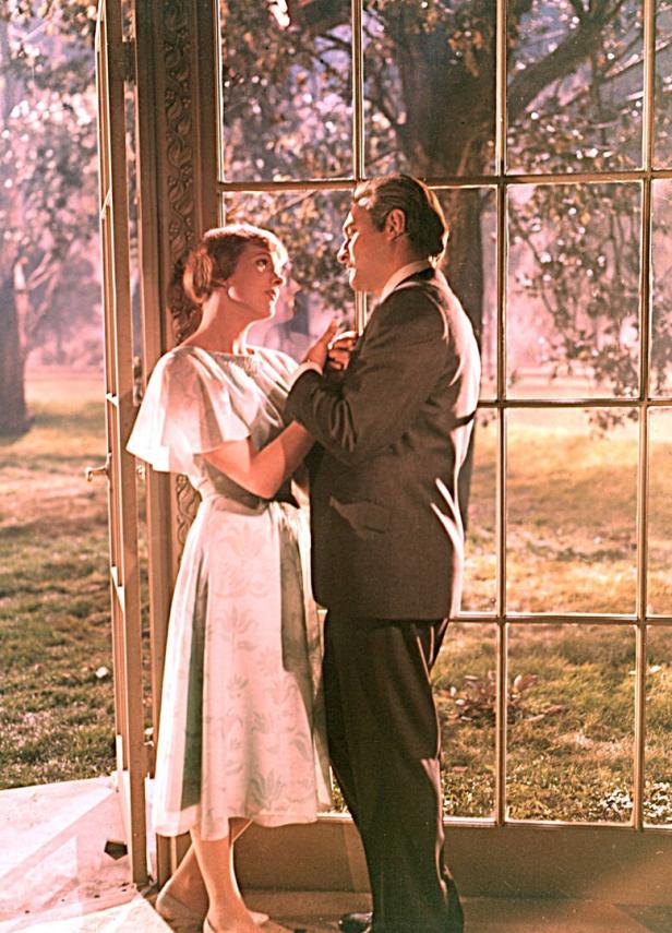 Maria und der Baron stehen sich in „The Sound of Music“ gegenüber.