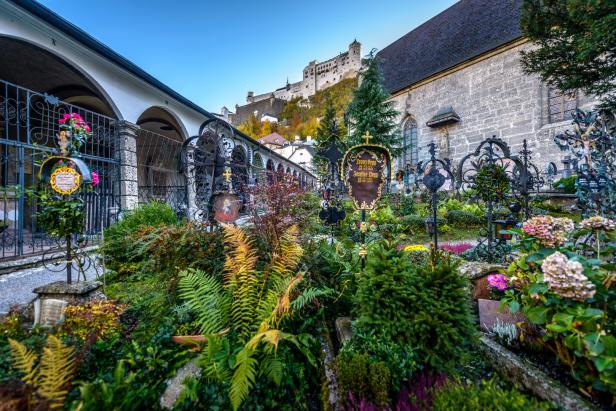 Der Petersfriedhof in Salzburg mit der Festung Hohensalzburg im Hintergrund.