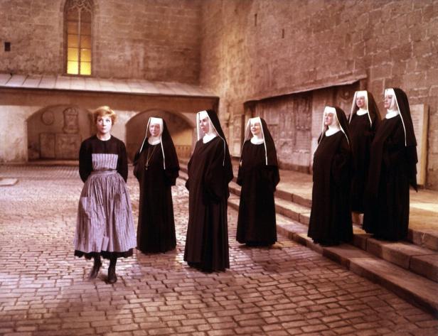 Julie Andrews als Maria mit Nonnen in einer Szene aus „The Sound of Music“.
