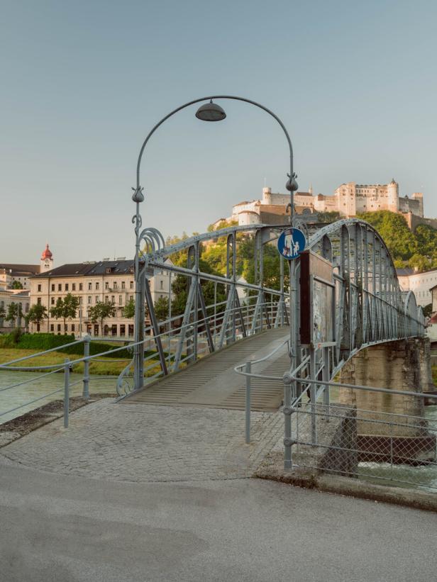 Die Makartsteg-Brücke in Salzburg mit der Festung Hohensalzburg im Hintergrund.