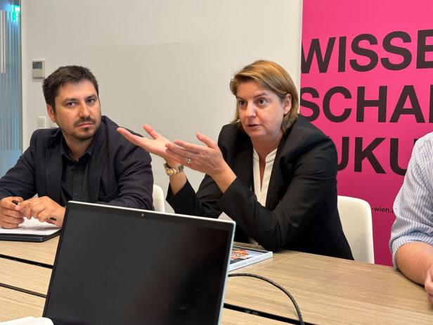 Auf dem Bild ist eine Frau und ein Mann in einer Interviewsituation abgebildet.
