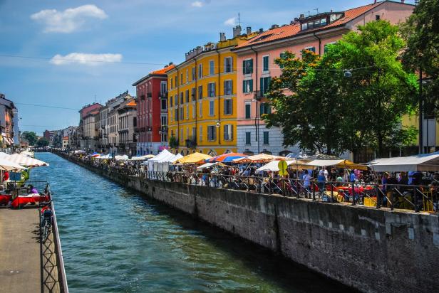 Der Naviglio Grande Kanal in Mailand mit einem Markt am Ufer.