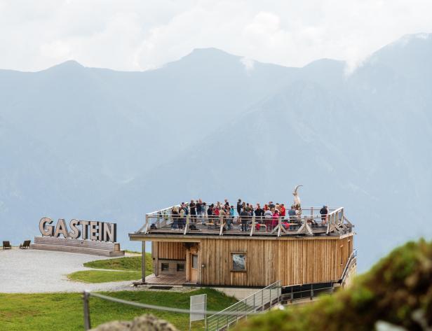 Ein Tanz-Workshop vor einer Bergkulisse auf der Schlossalm beim Tanz:Fest Gastein.