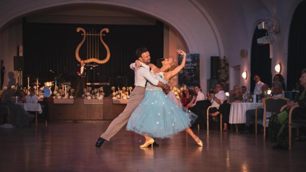 Eleganz bei einem Tanzpaar auf dem Parkett.