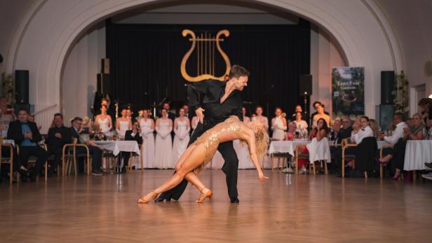Ein Tanzpaar demonstriert Glanz und Glamour am Parkett in Bad Hofgastein