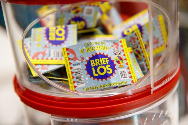 Schön verpackte Glücksmomente: Ob als Geschenk oder für sich selbst – ein Brieflos aus Ihrer Trafik kann mehr als nur Freude bereiten.