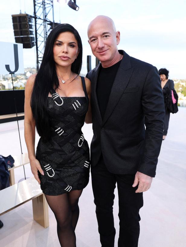 Jeff Bezos und Lauren Sánchez bei der Versace Herbst/Winter 2023 Modenschau in Los Angeles.