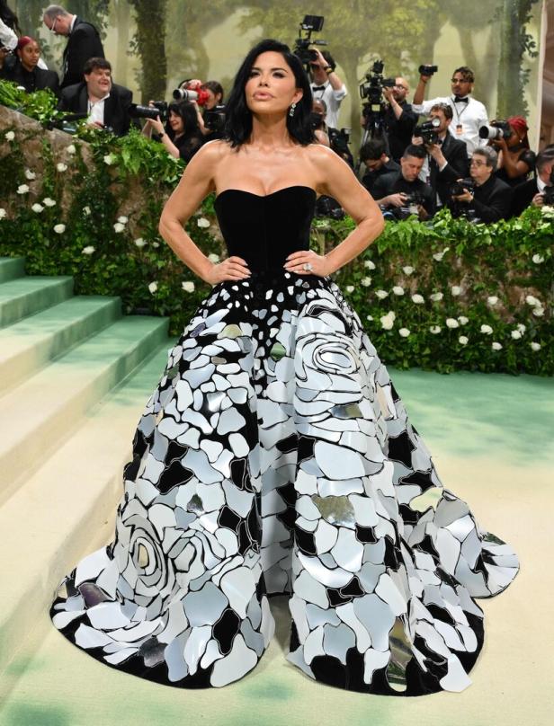 Eine Frau in einem trägerlosen Kleid mit Blumenmuster posiert auf der Met Gala.