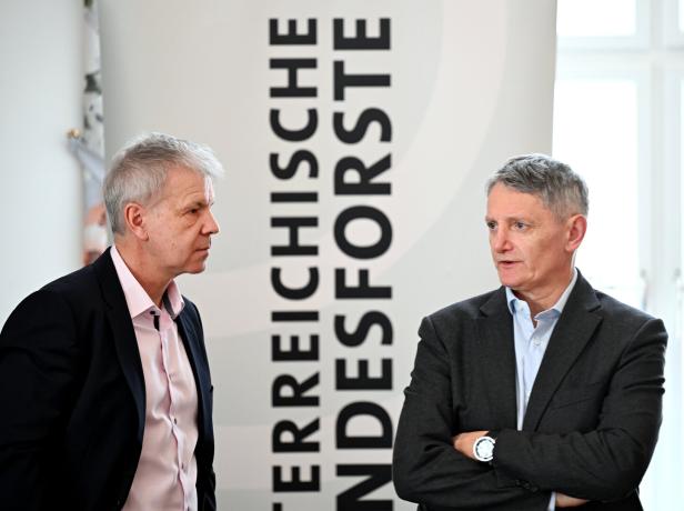 Zwei Männer stehen vor einem Banner der Österreichischen Bundesforste.