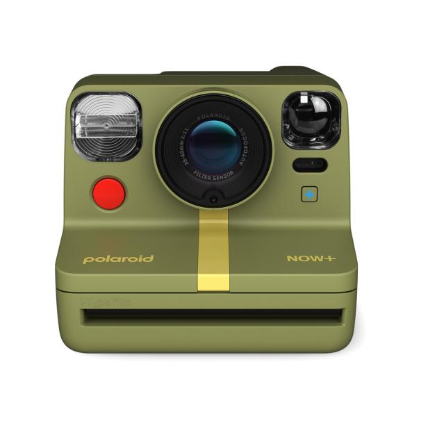 Eine olivgrüne Polaroid Now+ Sofortbildkamera vor einem weißen Hintergrund.